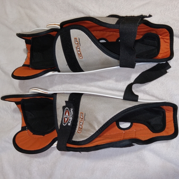 Easton Ideal Fit Hockey Shin Guards 16” White Senior Pair Ice Hockey - Picture 5 of 8